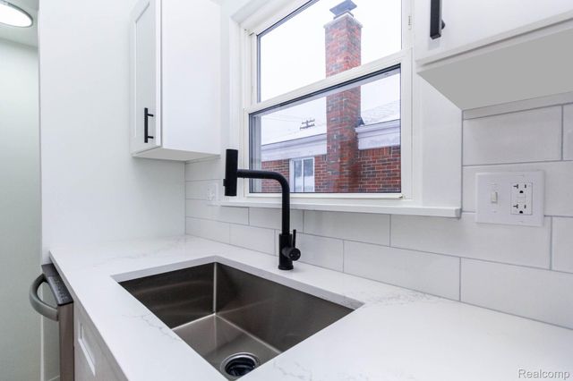 18099 Oak Avenue, Eastpointe, MI 48021