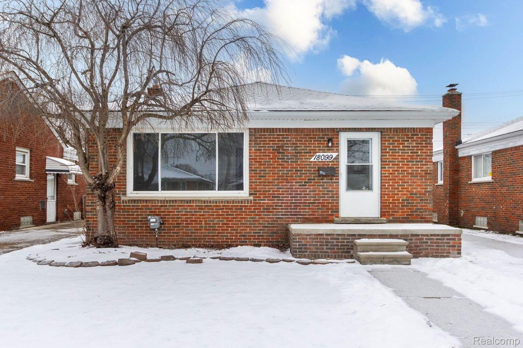 18099 Oak Avenue, Eastpointe, MI 48021