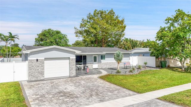 521 NW 93rd Ter, Pembroke Pines, FL 33024