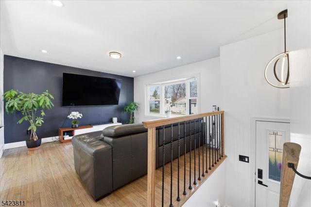 38 Holiday Dr, Hopatcong Boro, NJ 07843