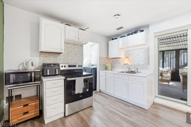 38 Holiday Dr, Hopatcong Boro, NJ 07843