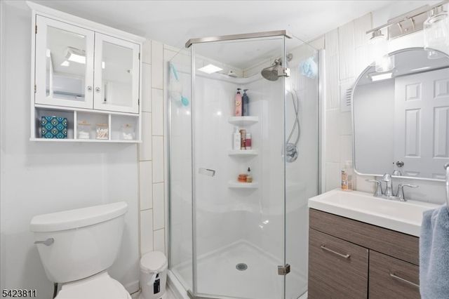 38 Holiday Dr, Hopatcong Boro, NJ 07843