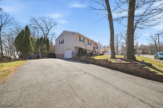 38 Holiday Dr, Hopatcong Boro, NJ 07843