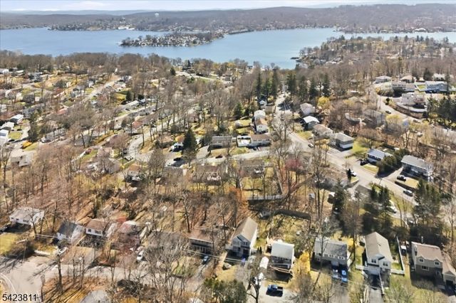 38 Holiday Dr, Hopatcong Boro, NJ 07843