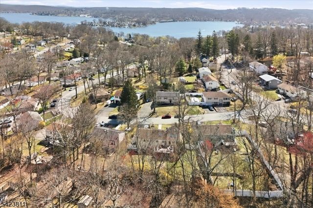 38 Holiday Dr, Hopatcong Boro, NJ 07843