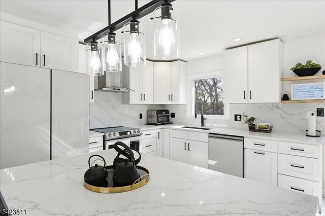 38 Holiday Dr, Hopatcong Boro, NJ 07843