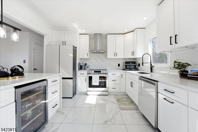 38 Holiday Dr, Hopatcong Boro, NJ 07843