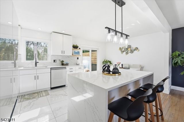 38 Holiday Dr, Hopatcong Boro, NJ 07843