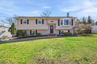 38 Holiday Dr, Hopatcong Boro, NJ 07843