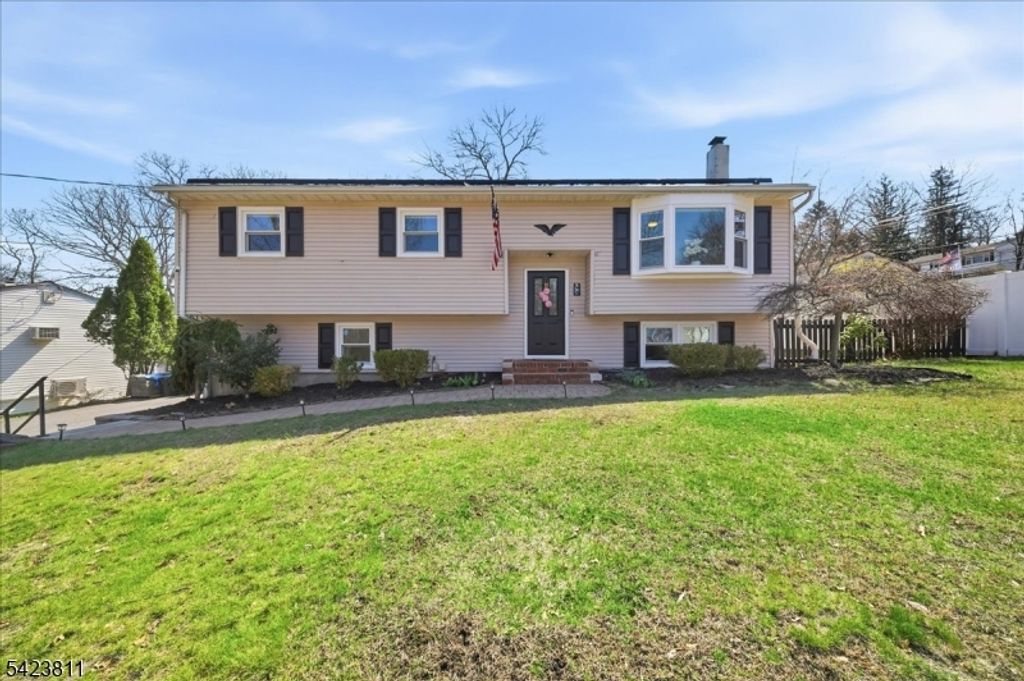 38 Holiday Dr, Hopatcong Boro, NJ 07843