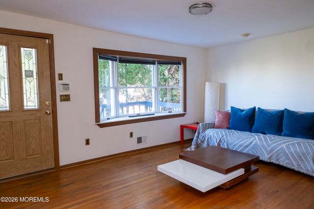 28 Florence Avenue, Leonardo, NJ 07737