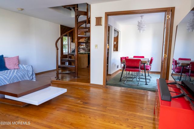 28 Florence Avenue, Leonardo, NJ 07737