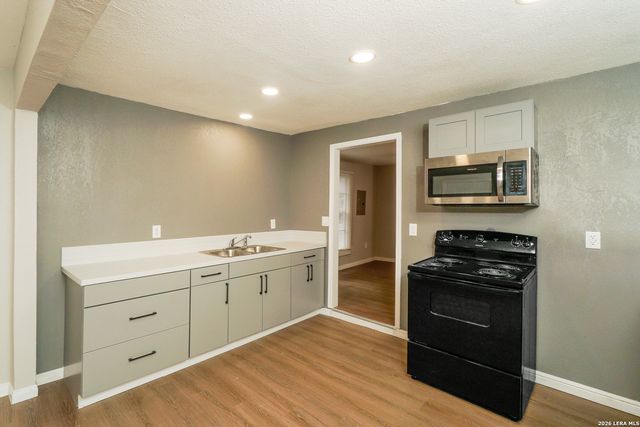 614 N Sabinas, San Antonio, TX 78207