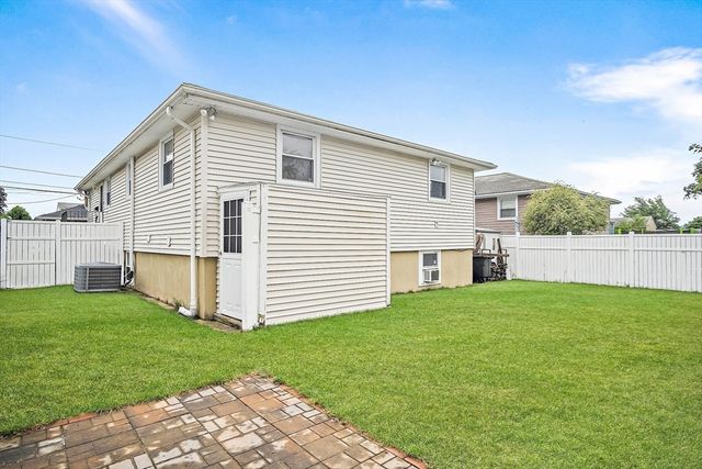 52 Augustus St, Revere, MA 02151
