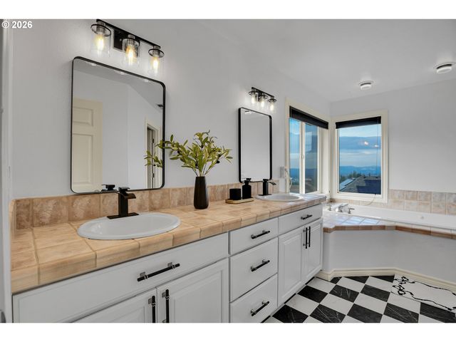 10072 Se WYNDHAM Way, Happy Valley, OR 97086