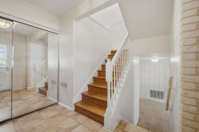 23 W Suffield Drive, Arlington Heights, IL 60004