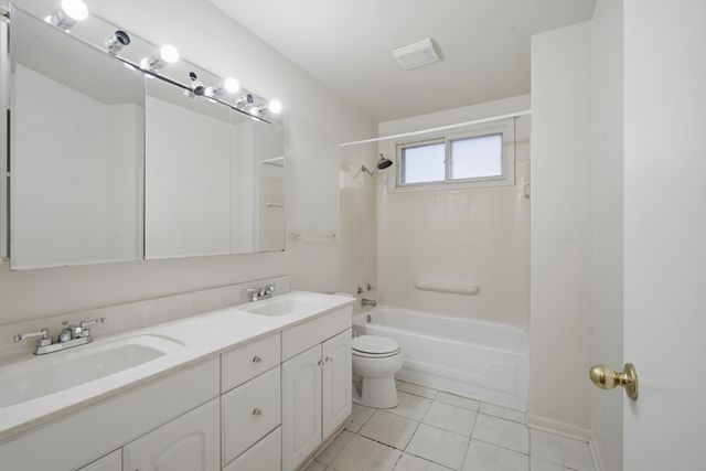 23 W Suffield Drive, Arlington Heights, IL 60004