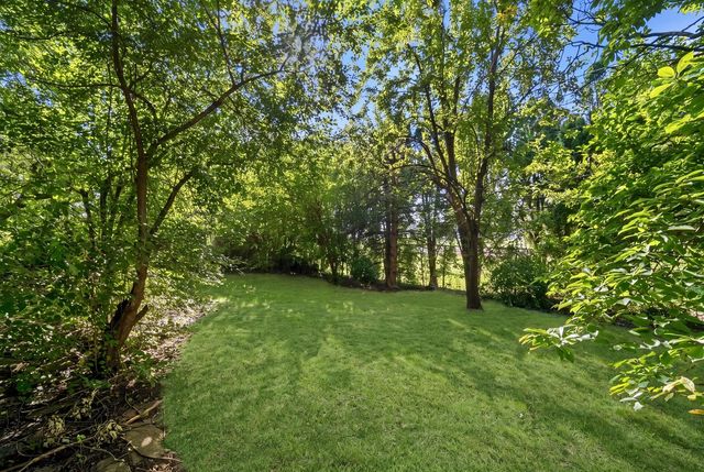 23 W Suffield Drive, Arlington Heights, IL 60004