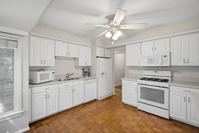 23 W Suffield Drive, Arlington Heights, IL 60004