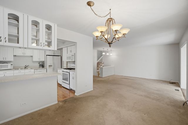 23 W Suffield Drive, Arlington Heights, IL 60004