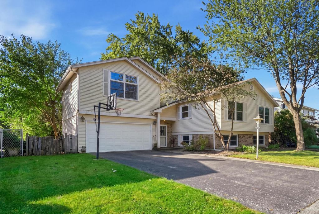 23 W Suffield Drive, Arlington Heights, IL 60004