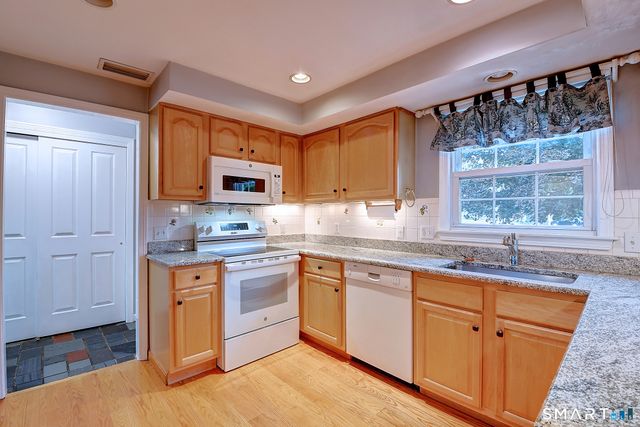 24 Canaan Way, Simsbury, CT 06070