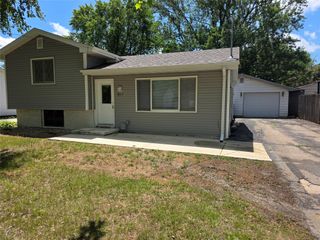 817 E Diehl Avenue, Des Moines, IA 50315