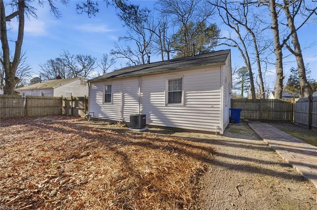 5912 Andrew PL, Newport News, VA 23605