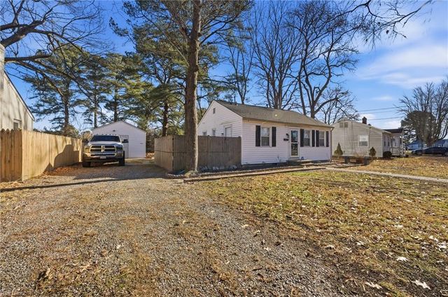 5912 Andrew PL, Newport News, VA 23605