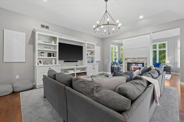 1168 Mary Hill CIRCLE, Hartland, WI 53029