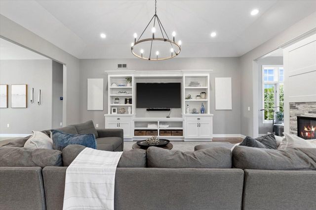 1168 Mary Hill CIRCLE, Hartland, WI 53029