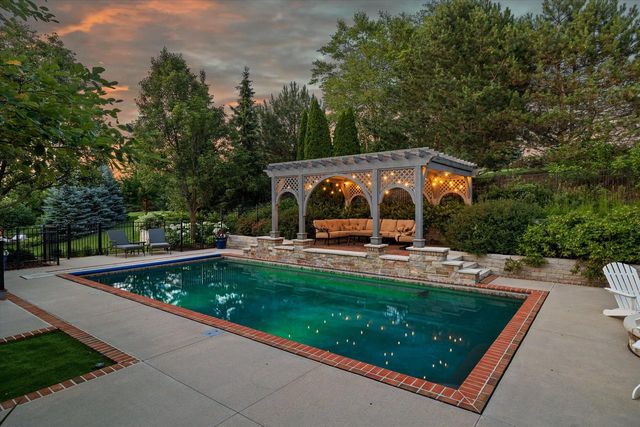 1168 Mary Hill CIRCLE, Hartland, WI 53029