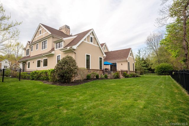 11 Buckingham Court, Muttontown, NY 11791