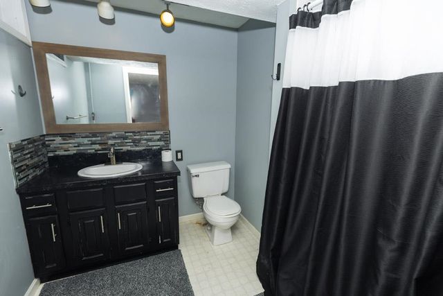 2214 Country Hills Rd, Salina, KS 67401