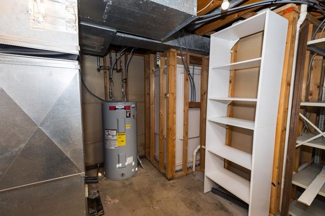 2214 Country Hills Rd, Salina, KS 67401