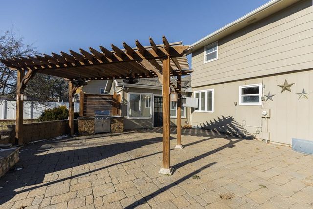 2214 Country Hills Rd, Salina, KS 67401