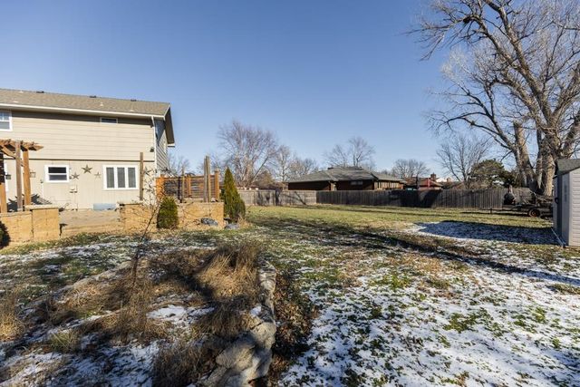 2214 Country Hills Rd, Salina, KS 67401