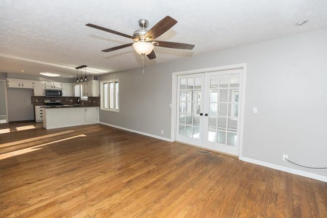 2214 Country Hills Rd, Salina, KS 67401