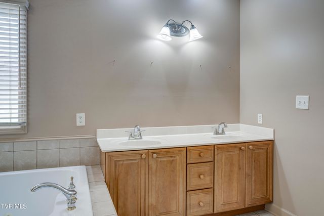 213 Keeland Drive, Johnson City, TN 37615