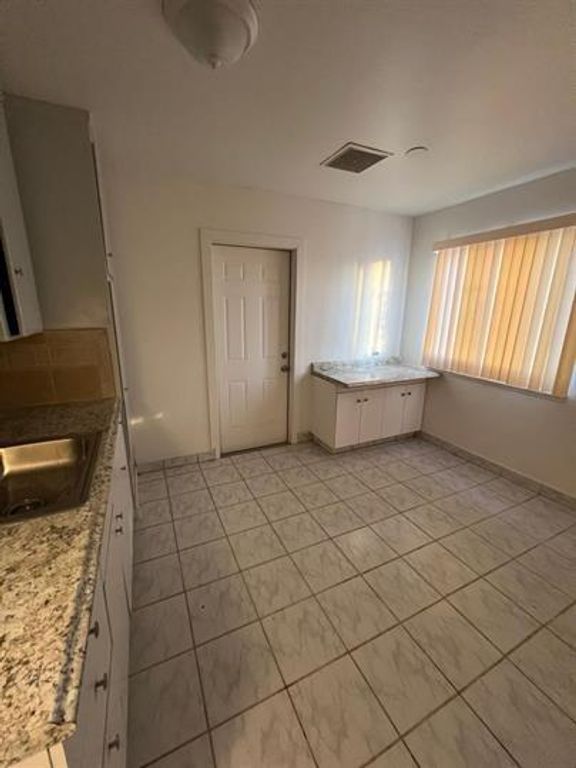 Image 12 of property listing at 3555 E Mckinley Avenue, Fresno, CA 93703