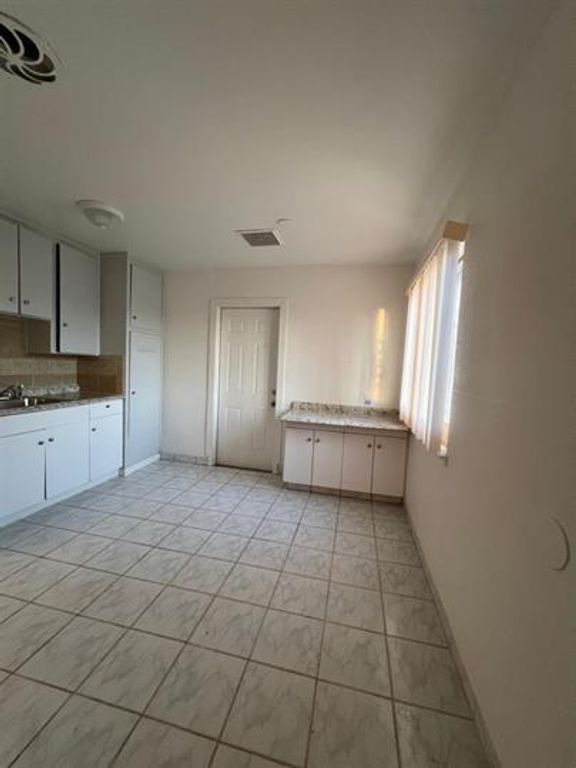 Image 13 of property listing at 3555 E Mckinley Avenue, Fresno, CA 93703