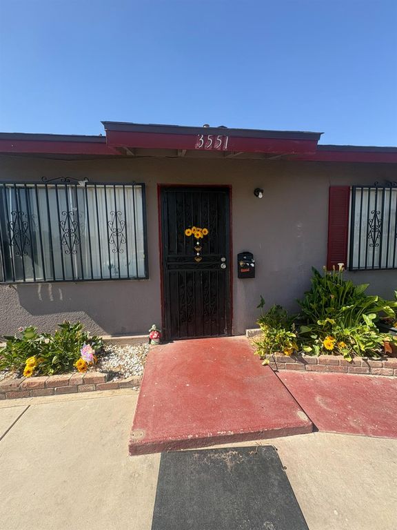 Image 2 of property listing at 3555 E Mckinley Avenue, Fresno, CA 93703