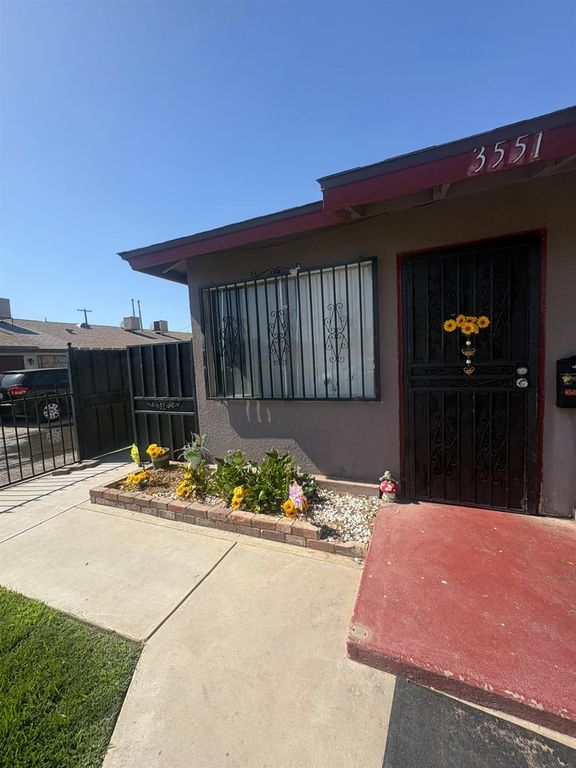 Image 27 of property listing at 3555 E Mckinley Avenue, Fresno, CA 93703