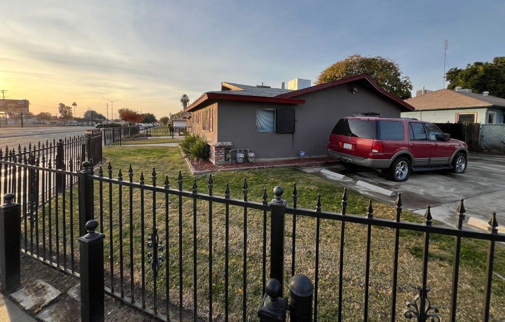 Image 29 of property listing at 3555 E Mckinley Avenue, Fresno, CA 93703