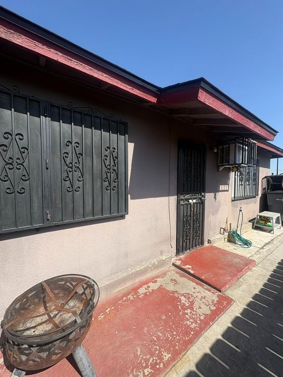 Image 3 of property listing at 3555 E Mckinley Avenue, Fresno, CA 93703