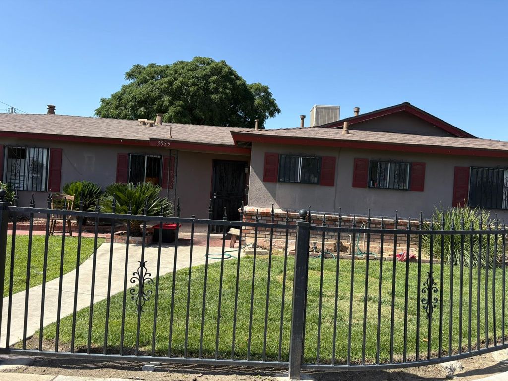 Image 30 of property listing at 3555 E Mckinley Avenue, Fresno, CA 93703