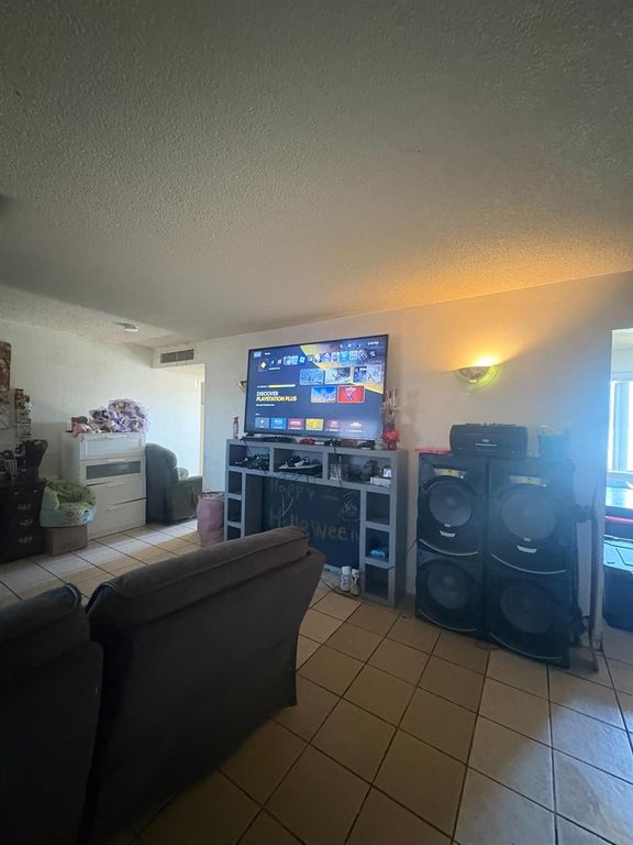 Image 37 of property listing at 3555 E Mckinley Avenue, Fresno, CA 93703