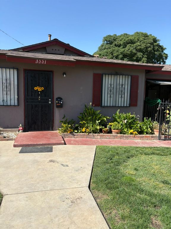 Image 5 of property listing at 3555 E Mckinley Avenue, Fresno, CA 93703