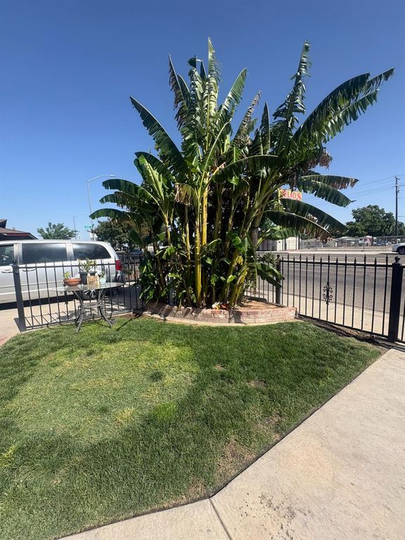 Image 7 of property listing at 3555 E Mckinley Avenue, Fresno, CA 93703
