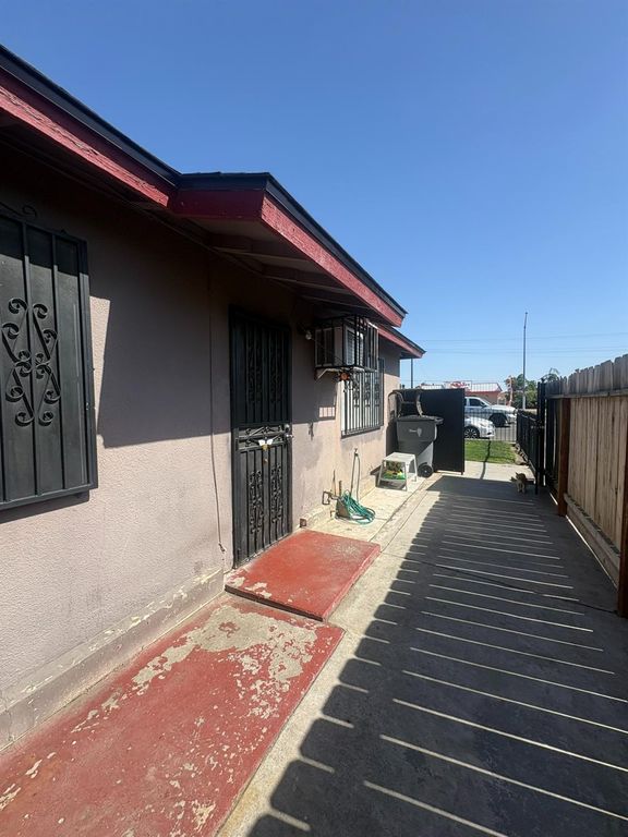 Image 8 of property listing at 3555 E Mckinley Avenue, Fresno, CA 93703